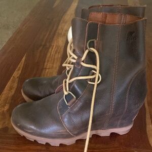 Sorel leather wedges 10